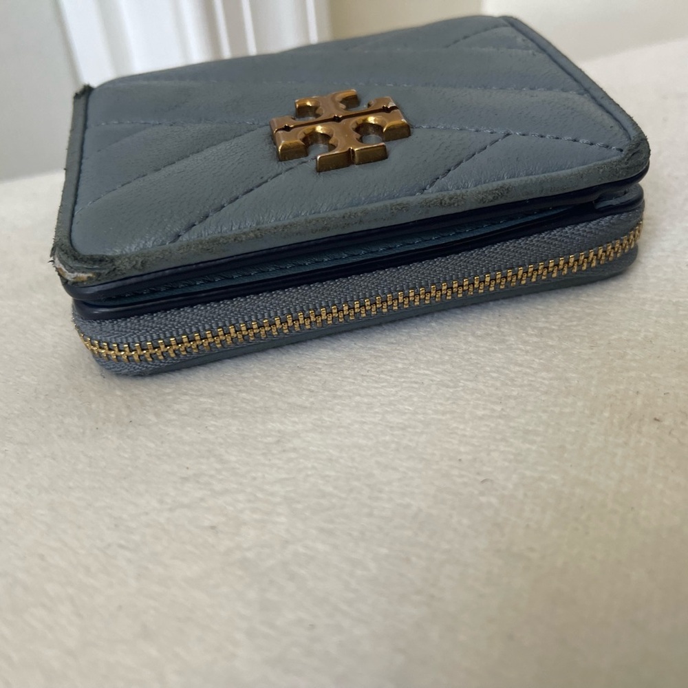 Tory Burch Quilted Compact Wallet - Picture 4 of 9